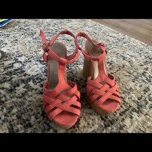 Coral wedged shoes